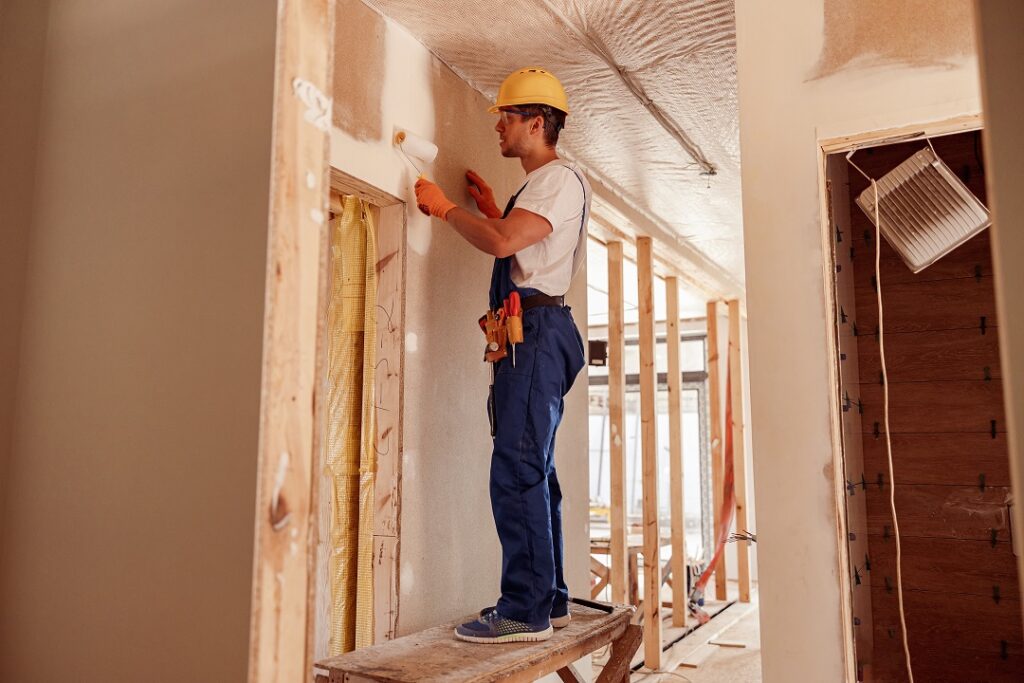 Peinture d'un mur dans une maison en construction